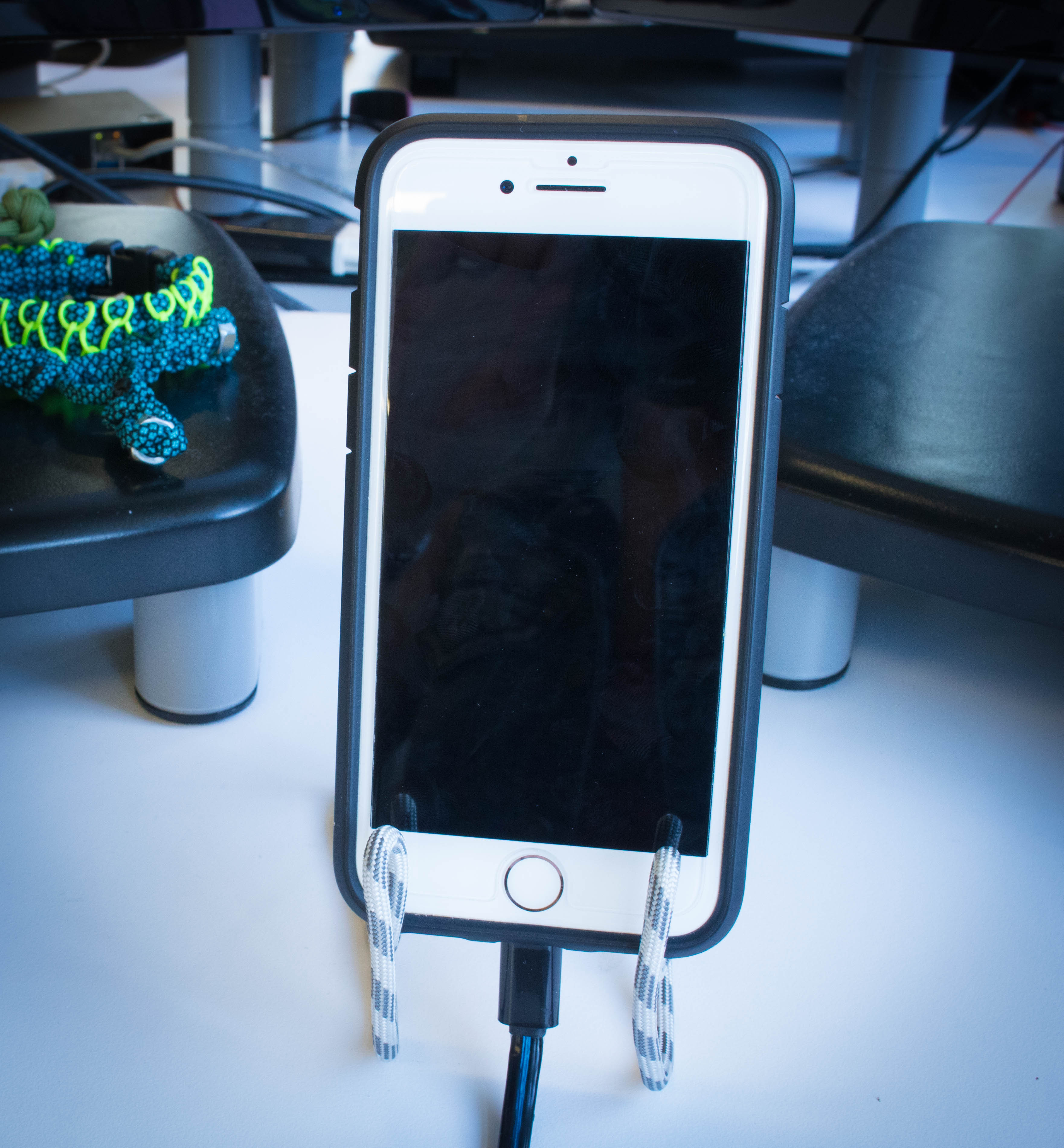 how to make a paracord phone stand