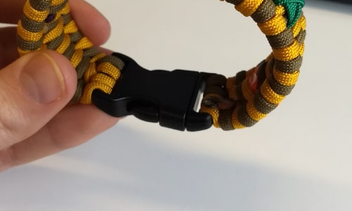 Paracord bracelet-plastic closure 